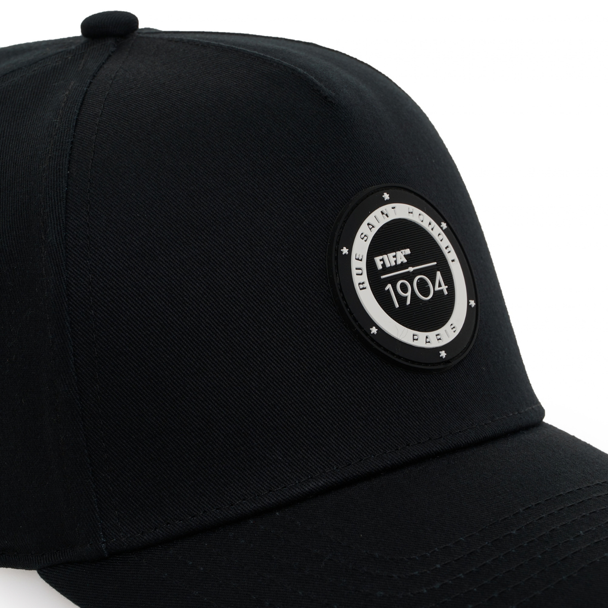 Gorra negro obsidiana con escudo «FIFA 1904»
