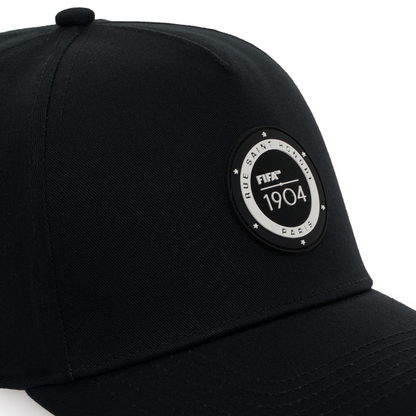 Gorra negro obsidiana con escudo «FIFA 1904»